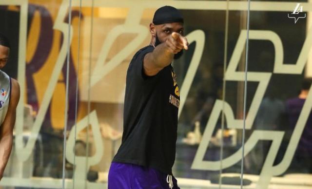 1642341406601056314.png 詹姆斯.png